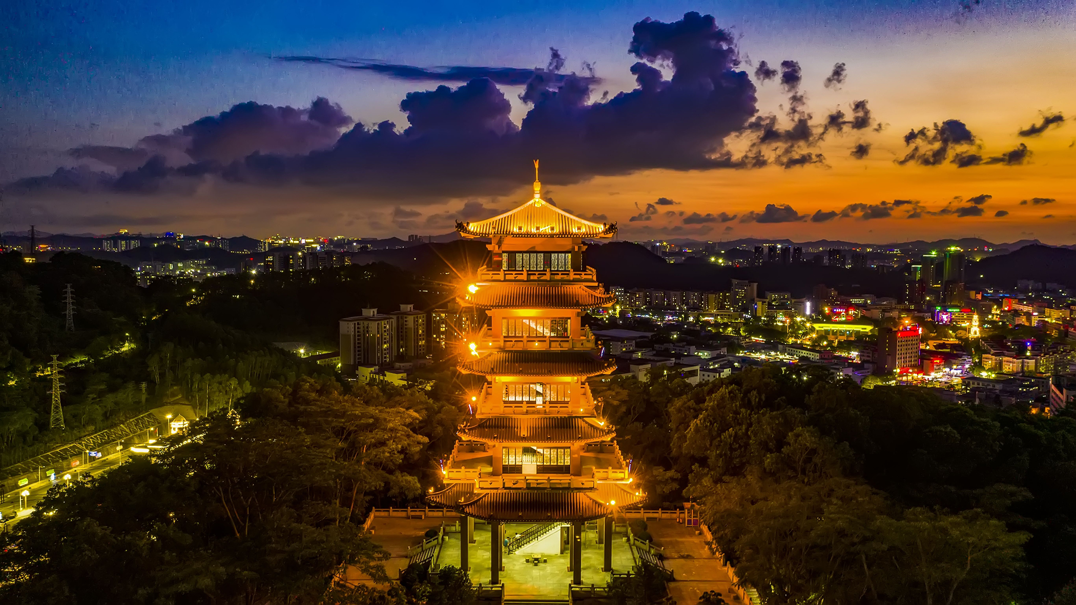 凤岗镇人民公园园龙阁夜景