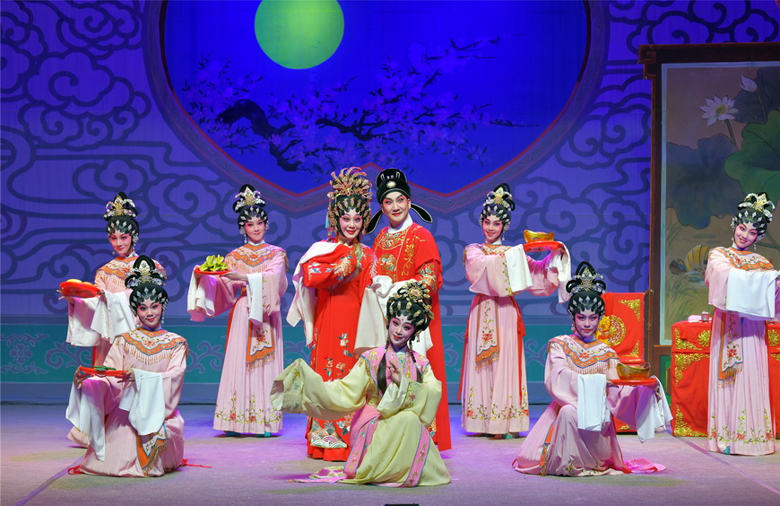 "行花街,睇大戏"是广府人过春节的传统民俗,有着浓郁而古朴的岭南风情