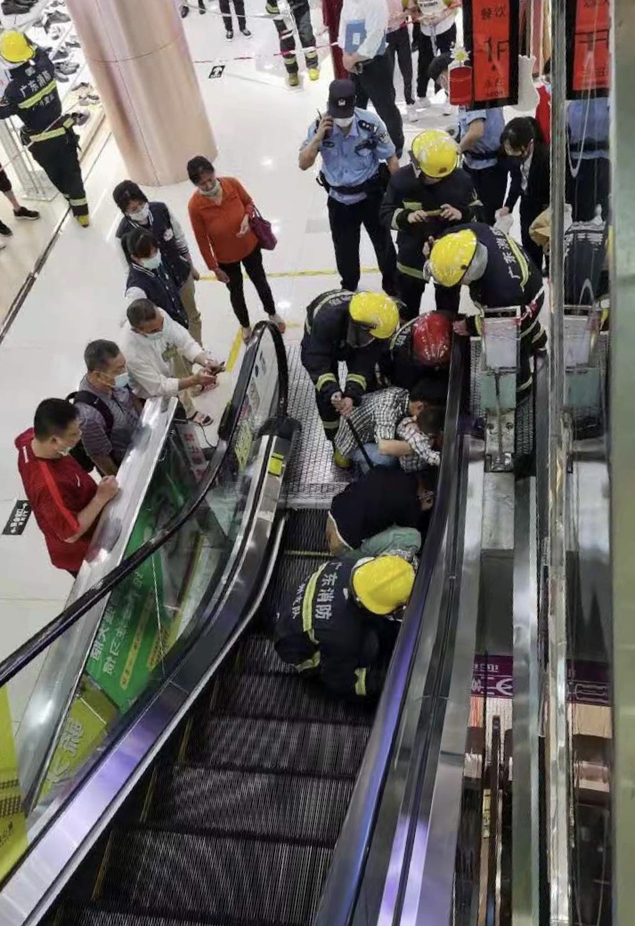 最担心的事发生了广州一名儿童乘手扶电梯被夹