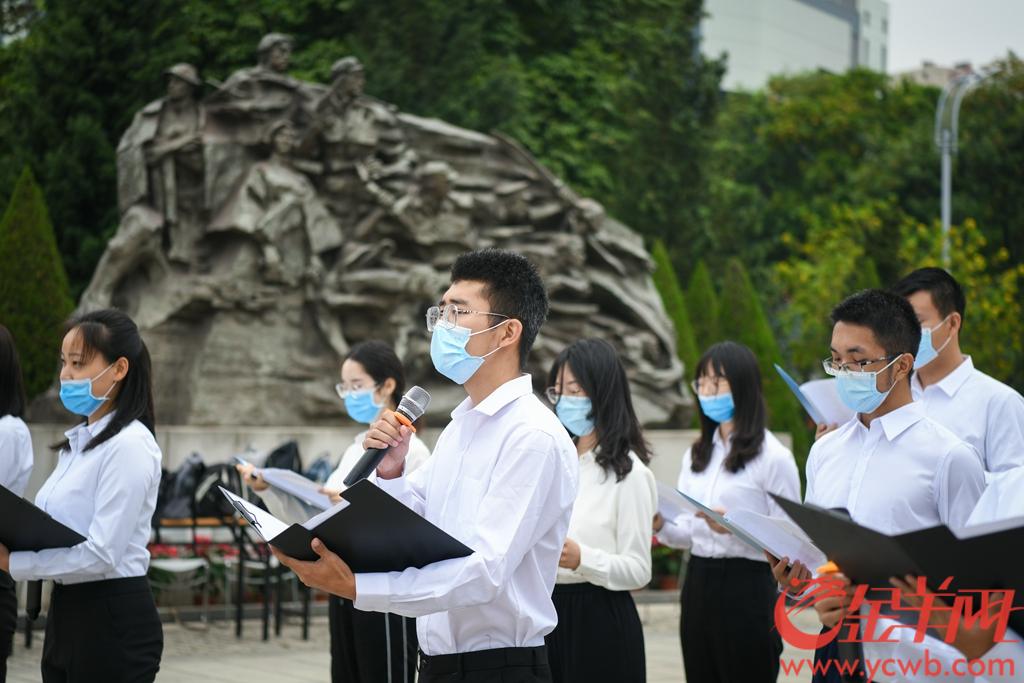 4月4日清明节上午，广州市民政局在银河烈士陵园广场长明火炬前举行“发扬红色精神，传承红色基因——缅怀革命先烈公祭仪式”。羊城晚报全媒体记者 梁喻 摄