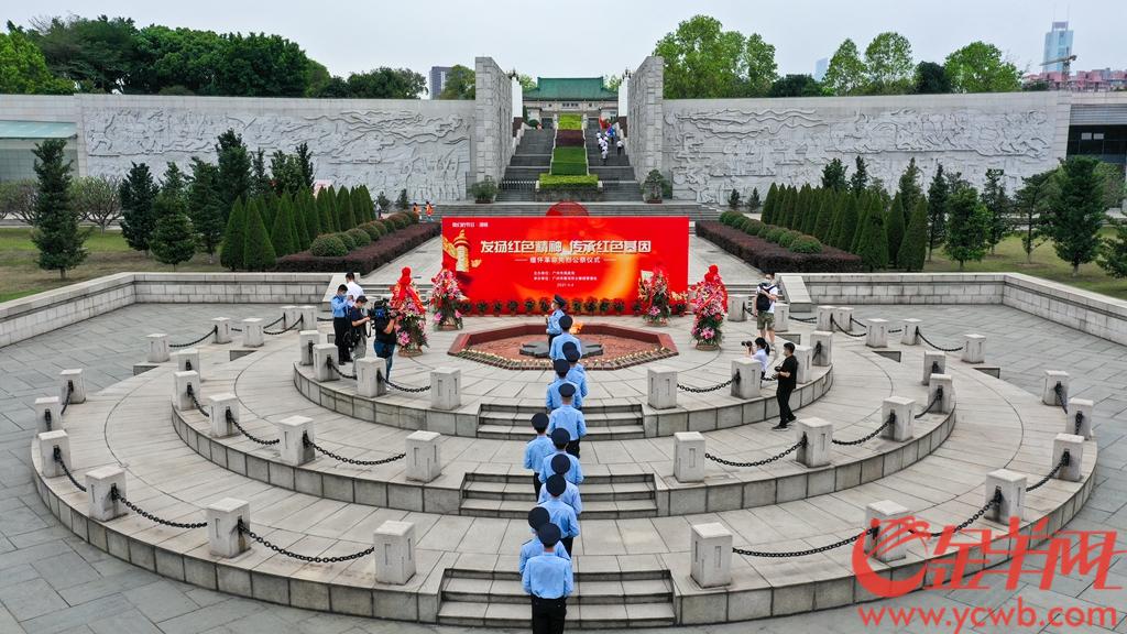 4月4日清明节上午，广州市民政局在银河烈士陵园广场长明火炬前举行“发扬红色精神，传承红色基因——缅怀革命先烈公祭仪式”。羊城晚报全媒体记者 梁喻 摄