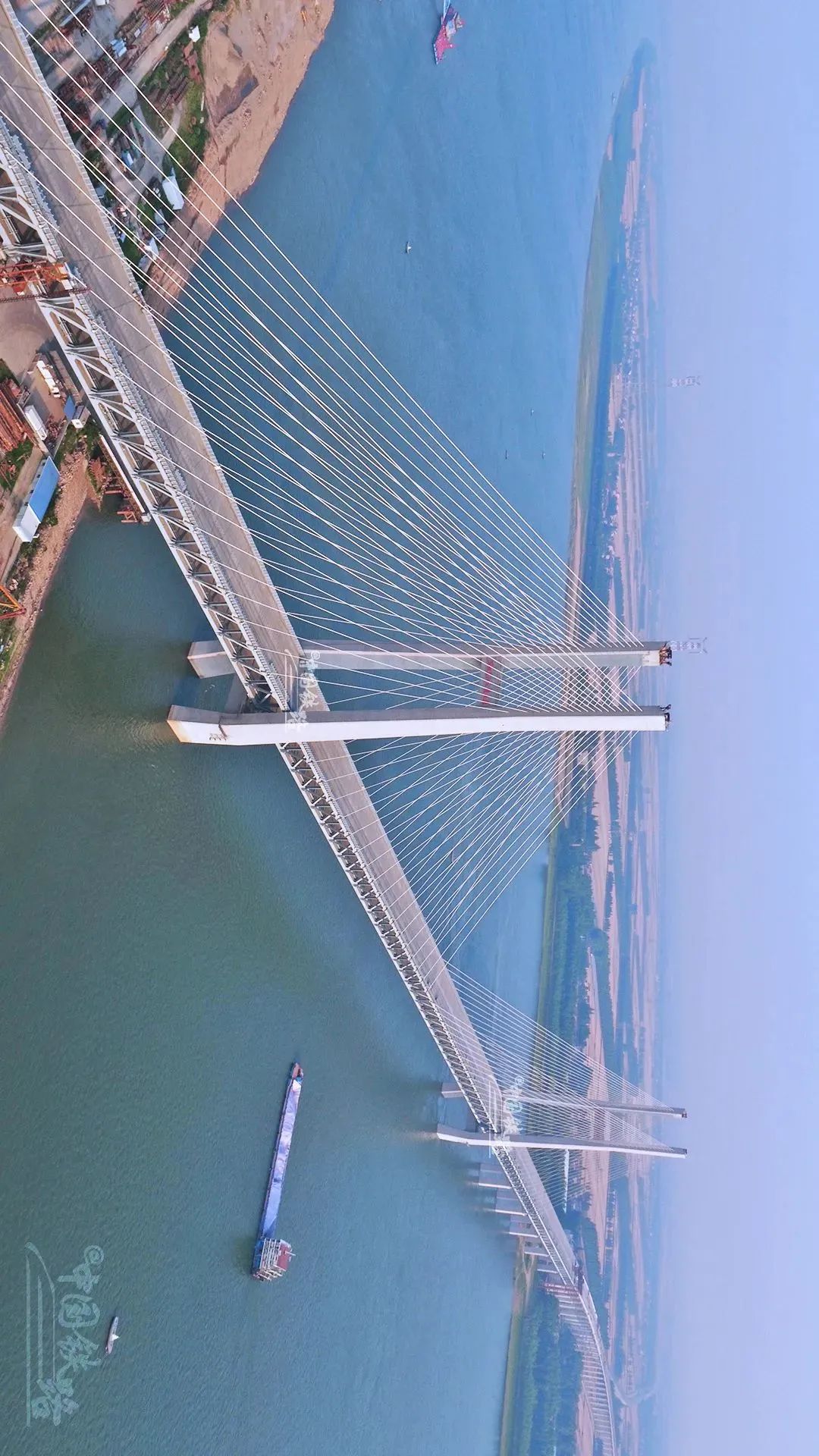 新中国在长江天堑上修建的第一座公铁两用桥,被称为"万里长江第一桥"
