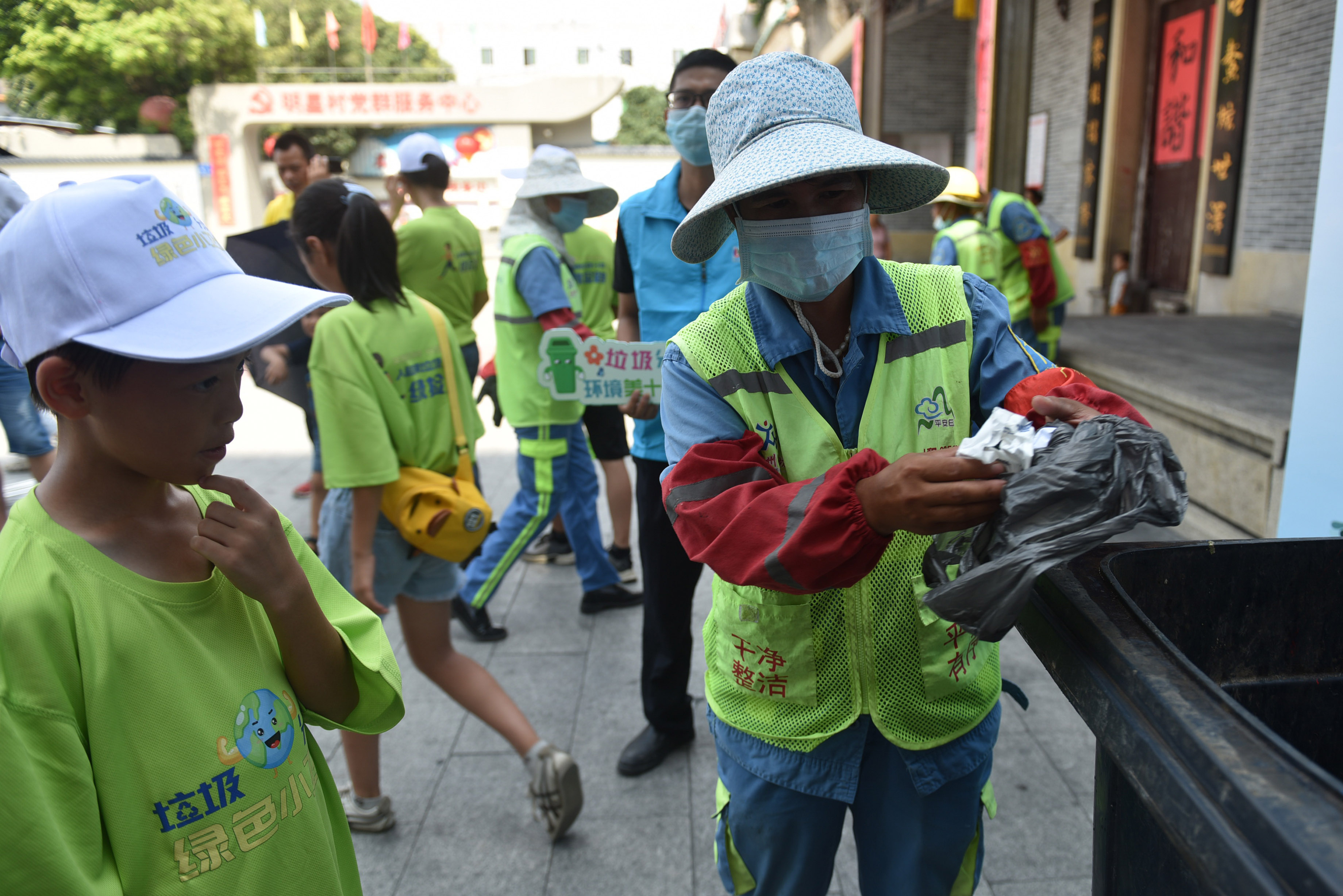 广州市白云区人和镇萌娃争当绿色小卫士助推垃圾分类