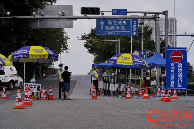 通往南浦岛的南浦大桥已实行交通管制,现场贴有"临时管控""只进不出"