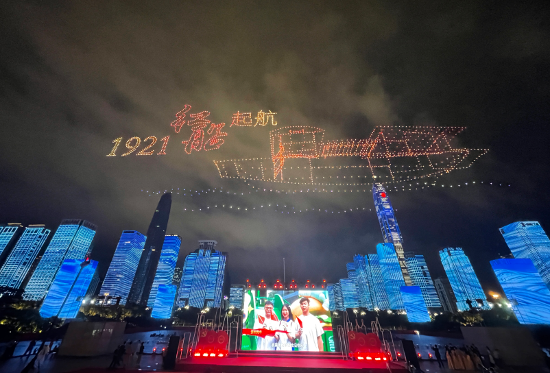 2021架无人机新版灯光秀闪耀深圳夜空还有连绵花海