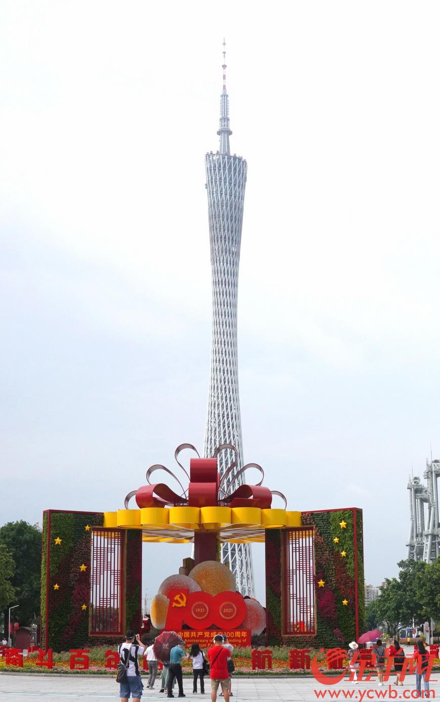 花城广场大型"三面礼物盒"展出