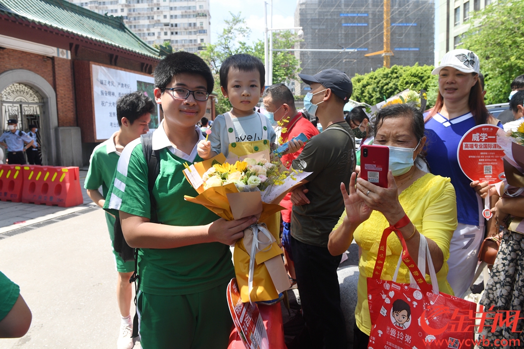 2021年7月12日，广州中考结束，执信中学考场外，许多家长带着鲜花准备献给中考结束的孩子 羊城晚报记者 林桂炎 实习生 张子澄 摄