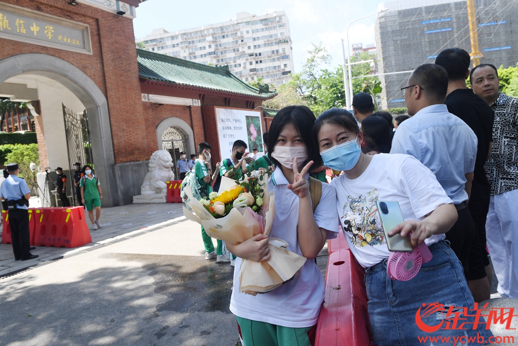 2021年7月12日，广州中考结束，执信中学考场外，许多家长带着鲜花准备献给中考结束的孩子 羊城晚报记者 林桂炎 实习生 张子澄 摄
