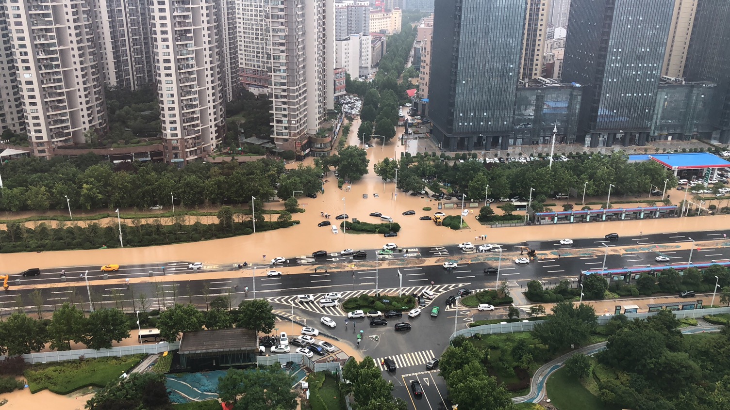 郑州暴雨亲历者听着窗外不休的雨度过一个不眠之夜