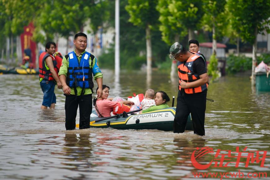 河南新乡多地被洪水围困救援队搭建生命之舟转移群众