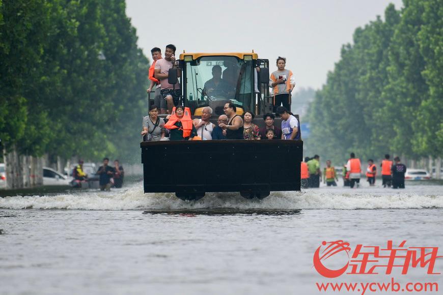 河南新乡多地被洪水围困救援队搭建生命之舟转移群众