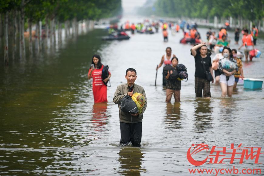 河南新乡多地被洪水围困救援队搭建生命之舟转移群众