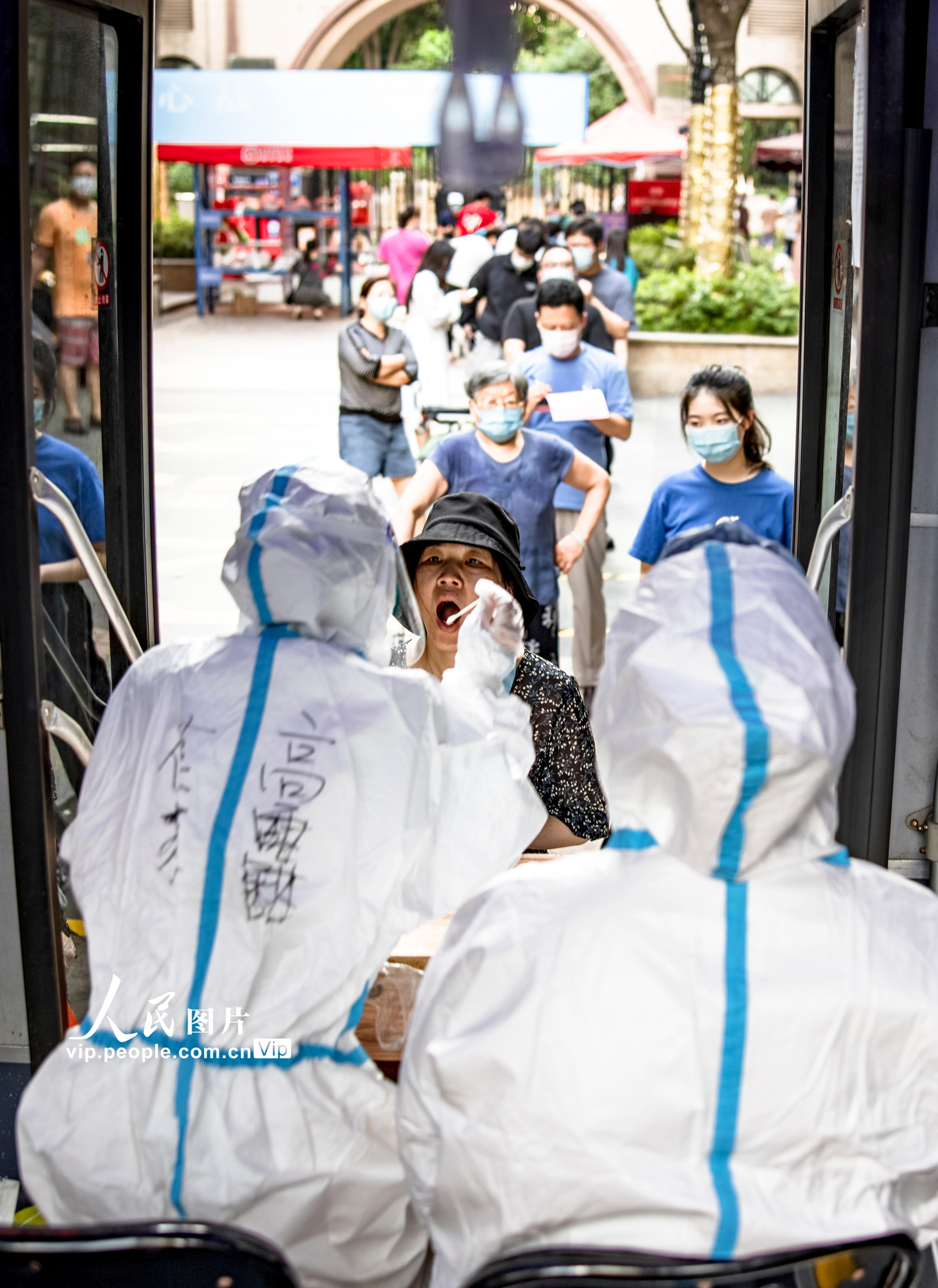 南京：流动核酸采样车现身街头