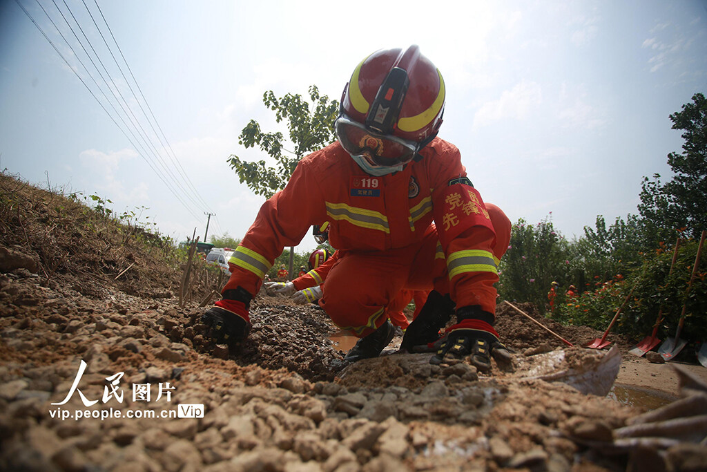 江苏盱眙：共筑堤坝排险情 防汛增援保平安