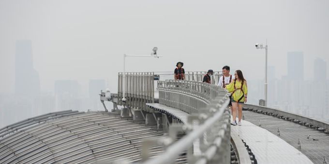  重庆游客百米高空体验“云中漫步”