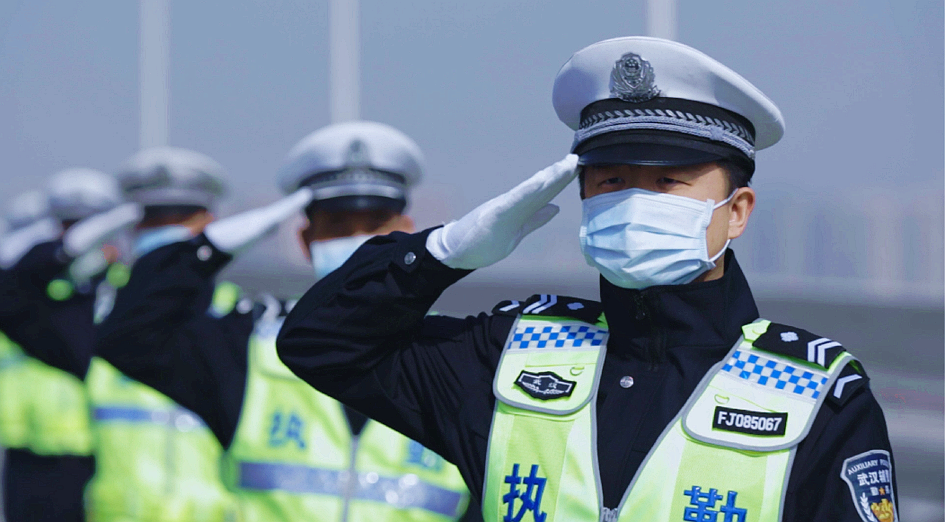 武汉市公安局青山区交通大队民警在二七长江大桥上列队向返程的广东