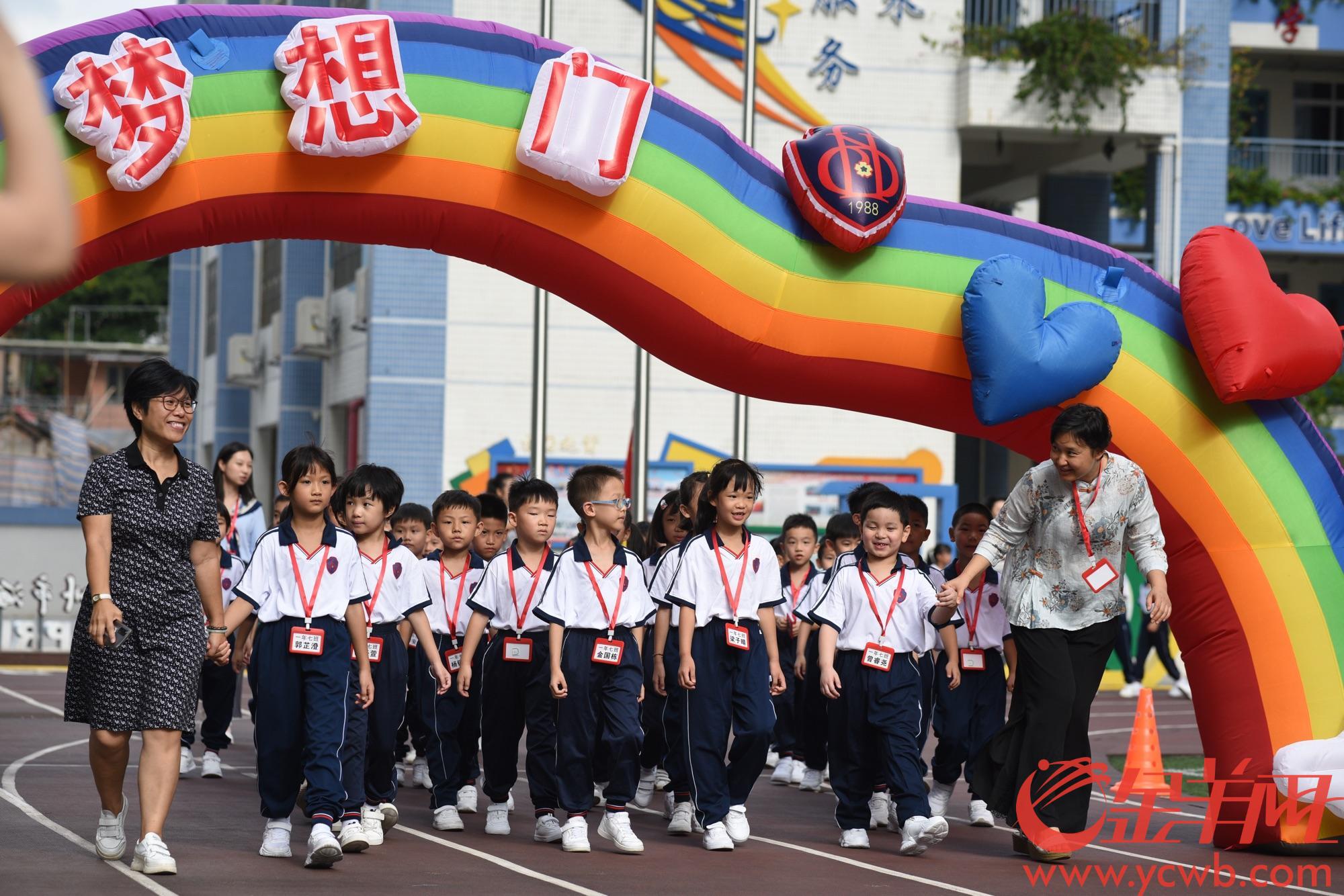 广州市海珠区实验小学新生走过梦想门.