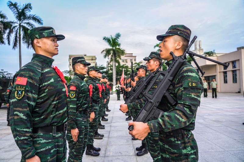 武警特战队员举行退伍老兵枪支交接