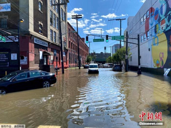 当地时间9月2日，美国东北部大片地区遭遇暴雨和局部洪水袭击，已降级为后热带气旋的“艾达”造成的死亡人数已超过40人。图为当地时间9月2日，受飓风“艾达”影响，美国新泽西州西南部霍博肯遭暴雨侵袭，街道被水淹。
