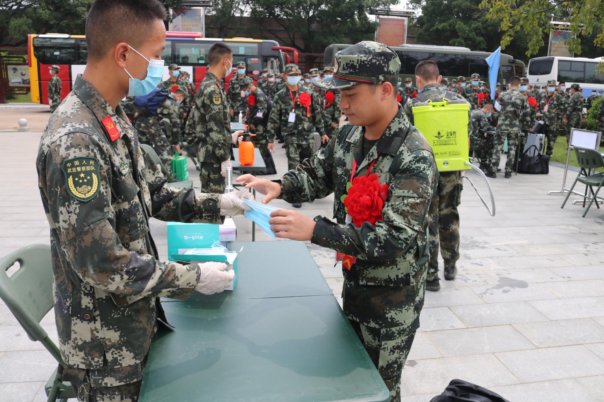 图集新兵请入列武警第二机动总队某支队秋季新兵入营