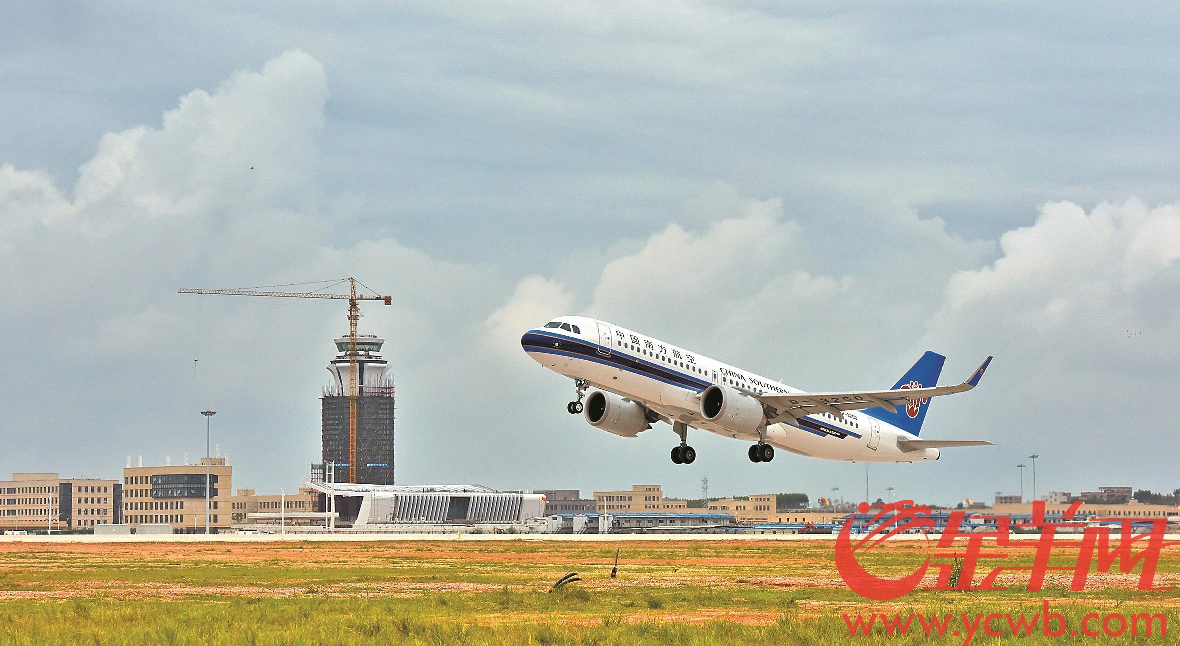 昨日,南航空客320客机在湛江吴川机场起飞 羊城晚报全媒体记者