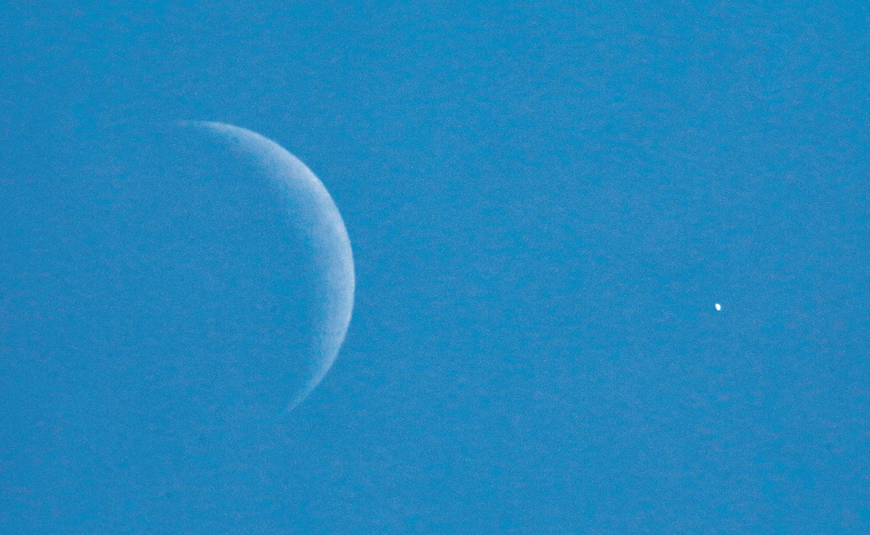 冷空气吹出晴冷好天气广州昨日午后高挂金星伴月