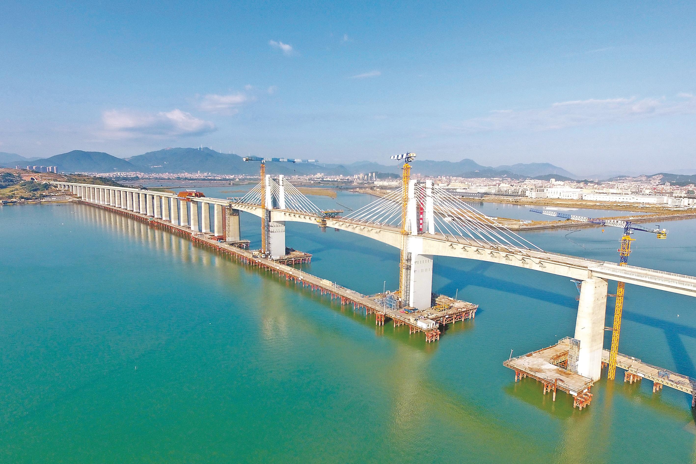 新建福厦铁路湄洲湾跨海大桥成功合龙