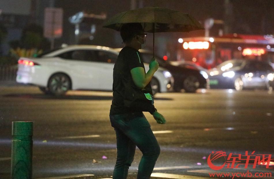 11月21日23时后，广州开始受到“小雪冷空气”影响，市区飘起小雨 羊城晚报全媒体记者 梁怿韬 摄