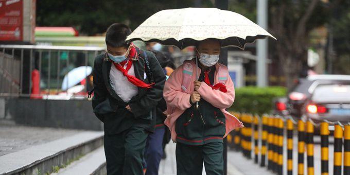  “小雪冷空气”到货广州降雨降温 市民“厚装”出门