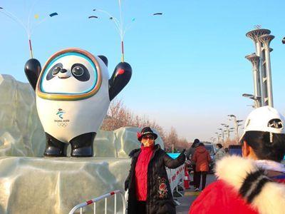  冬奥城市景观亮相北京街头吸引市民拍照