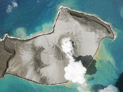  卫星照片展示汤加海底火山喷发前影像