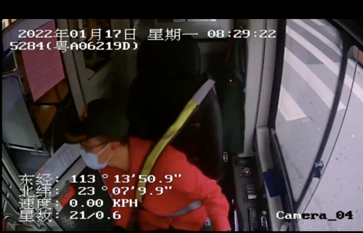 这辆广州公交车为何闯红灯？原来为救护车“教科书”式让路