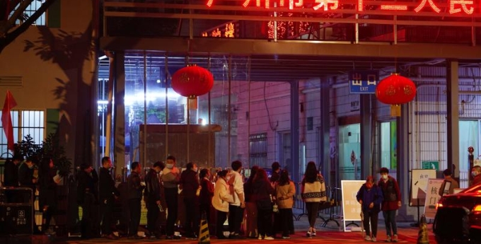  广州市民深夜排队测核酸