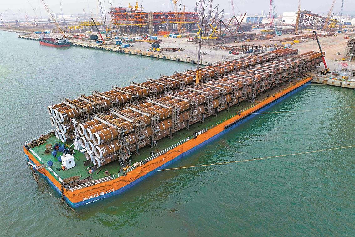 巨型“钢钉”珠海“发货”亚洲最长最重导管架钢桩完成装船