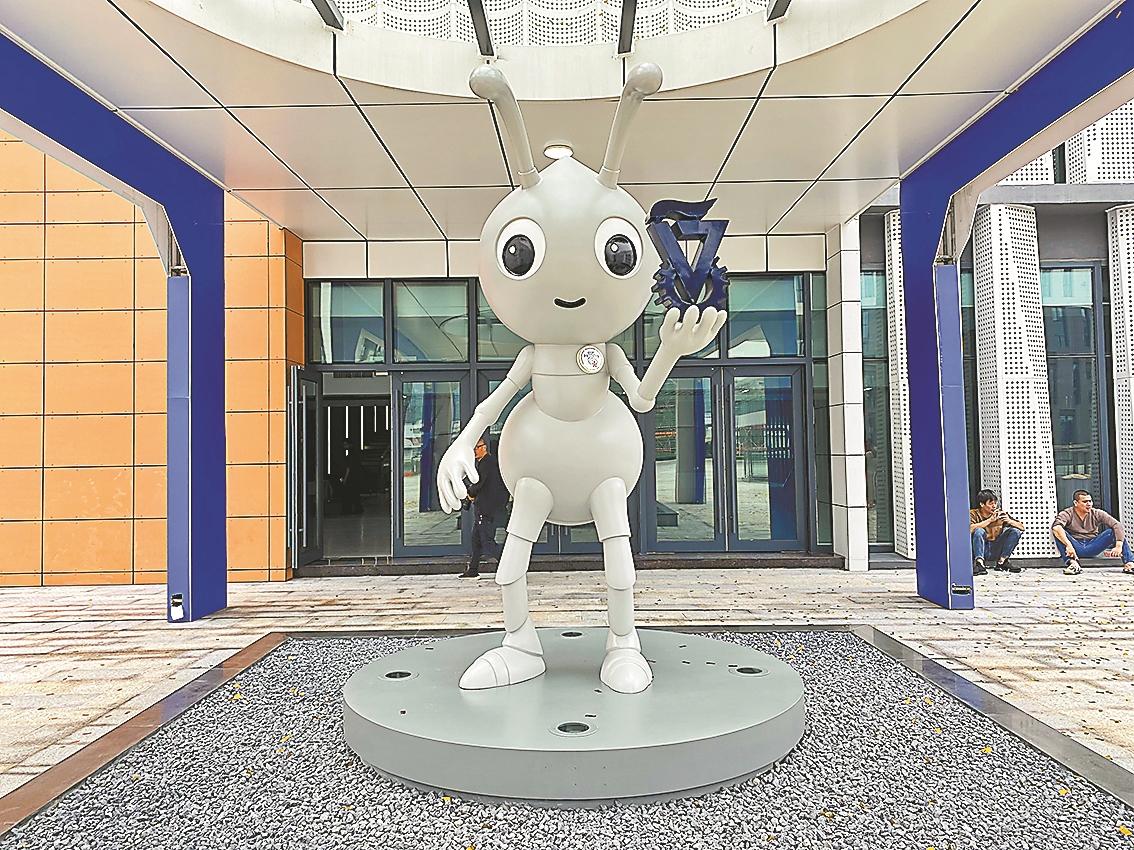 广东以色列理工学院吉祥物雕塑揭幕以小博大的“广蚁”来啦