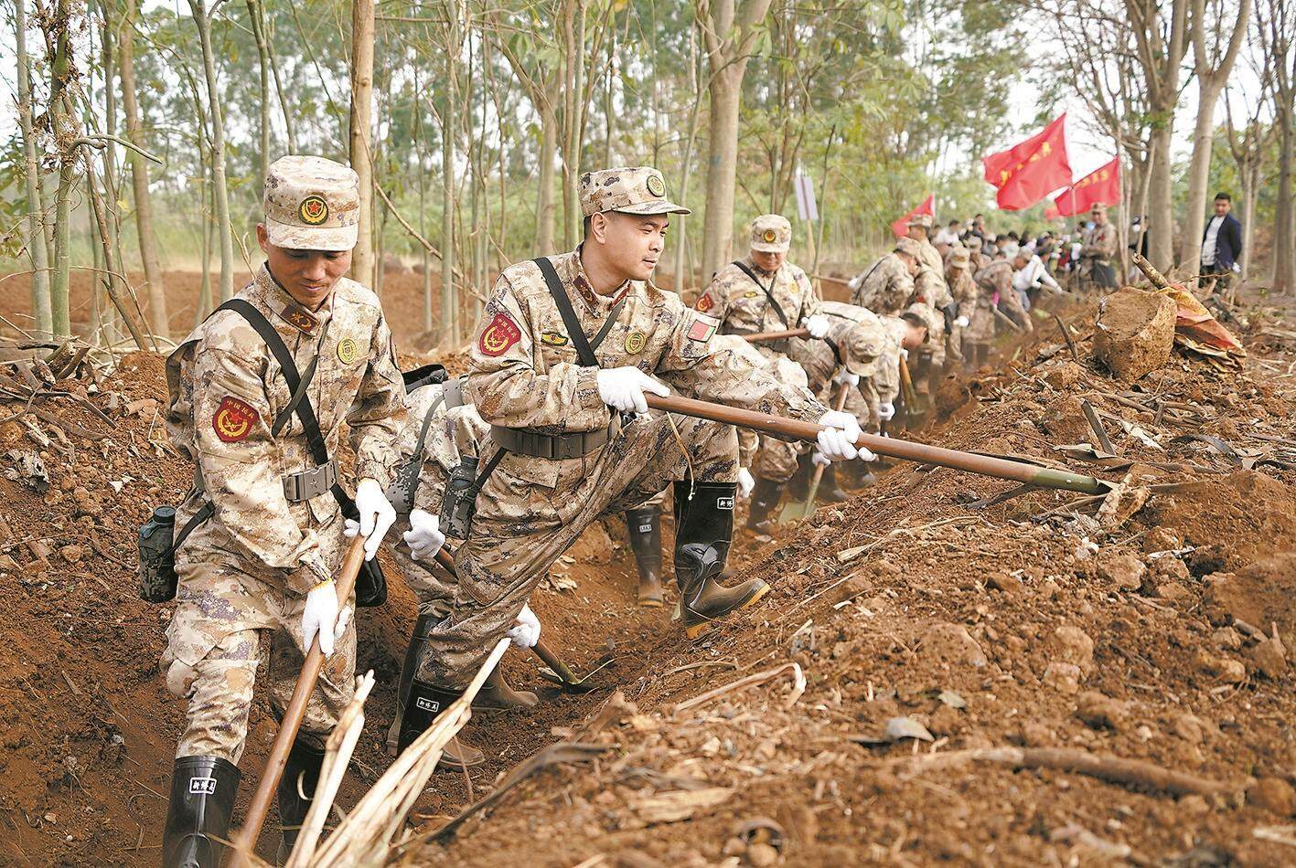 初春清淤忙民兵干群在行动齐心协力疏通“民生渠”