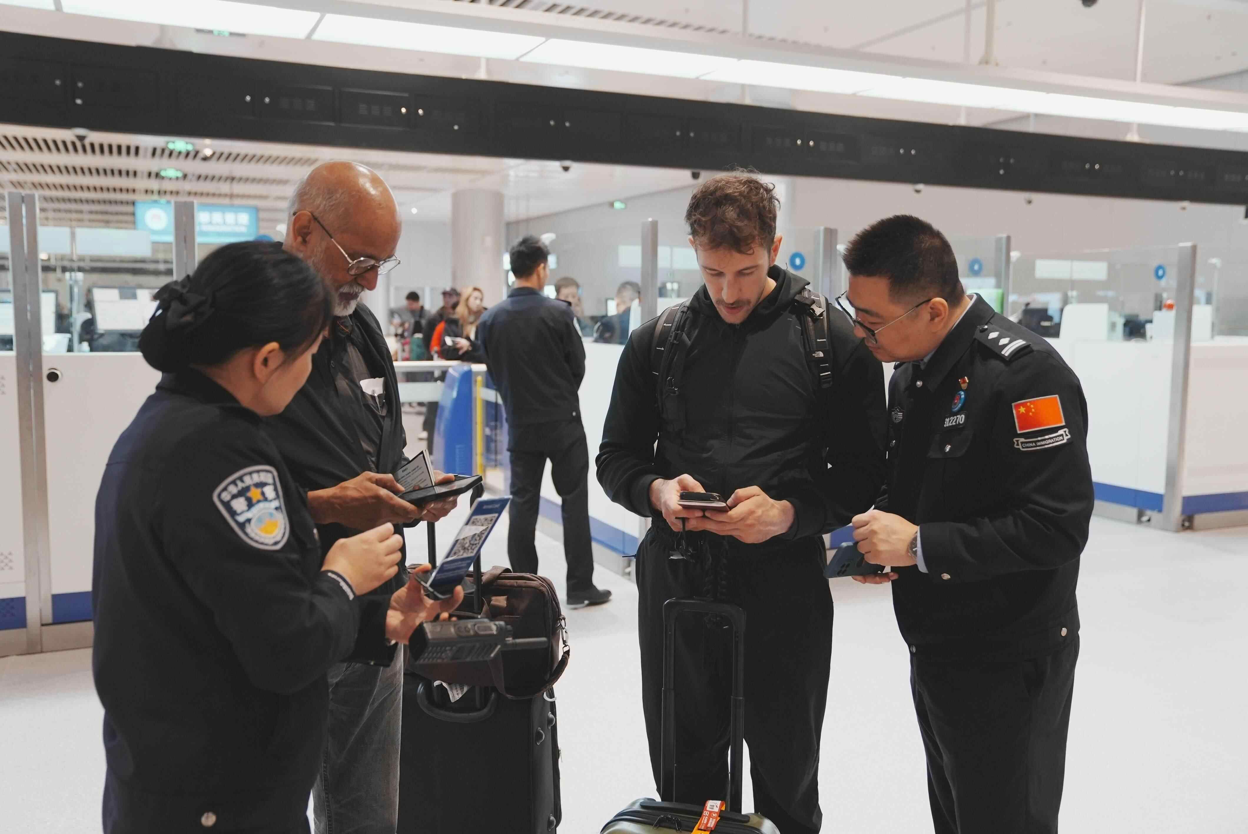 通关更快了!外国人入境卡网上填报今起实施