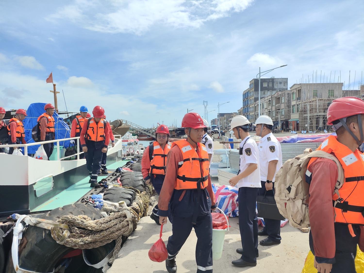 南海热带低压逼近，湛江海上风电区359人撤离上岸