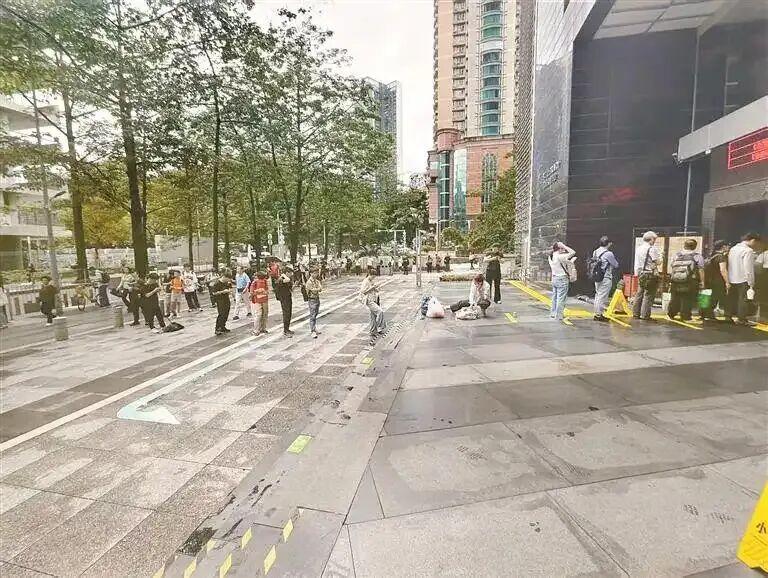 跨越40年，深圳人依旧爱在图书馆门前排队