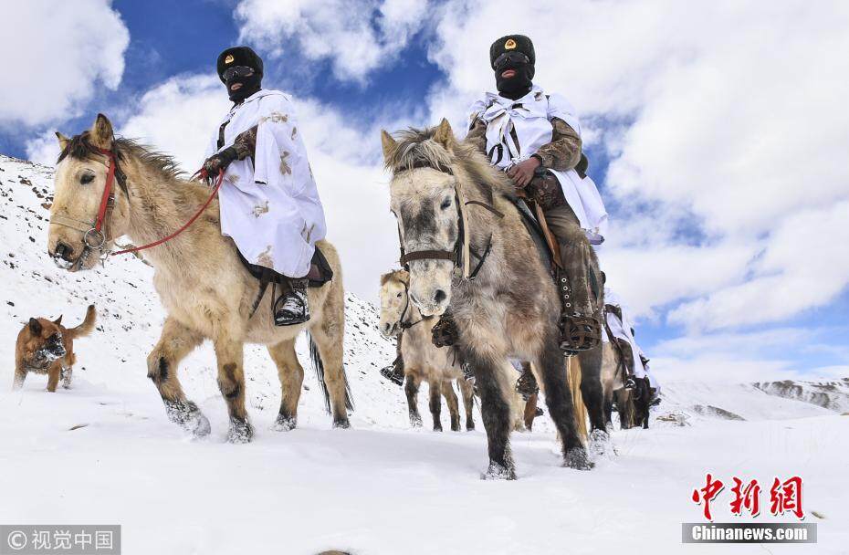 西藏阿里-20℃极寒 边防官兵骑马踏雪巡逻边境