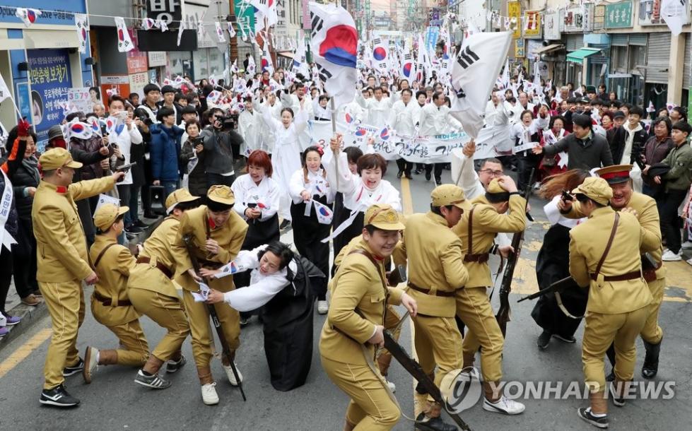 韩国民众纪念独立运动 大妈痛打鬼子到下跪