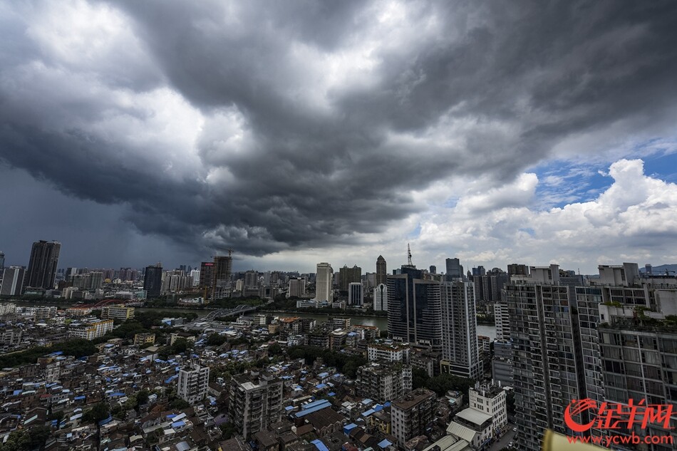 午後的廣州遭遇雷陣雨天氣 天空中烏雲聚集