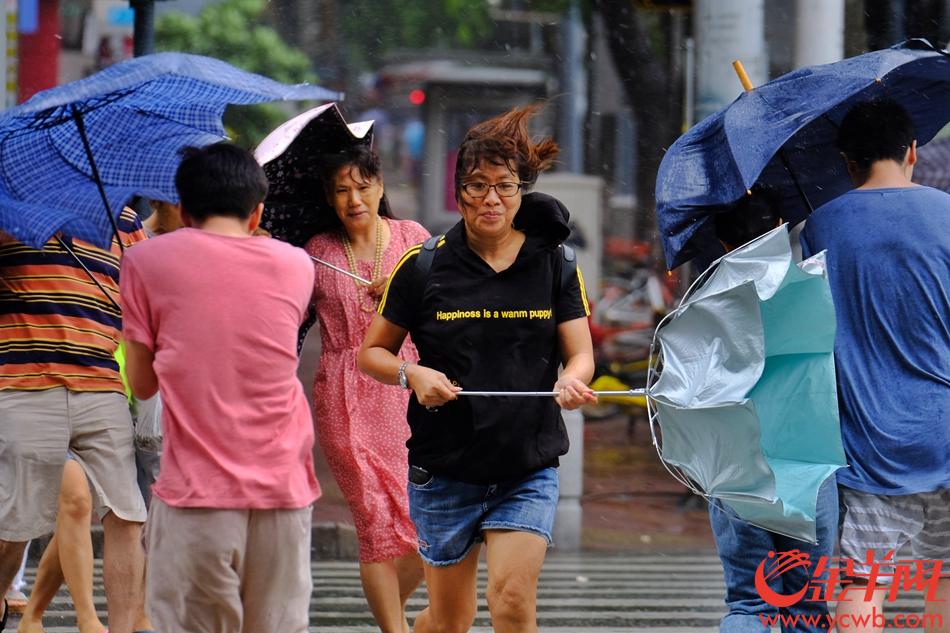 今日(16日)廣州颳起大風,大雨傾盤,