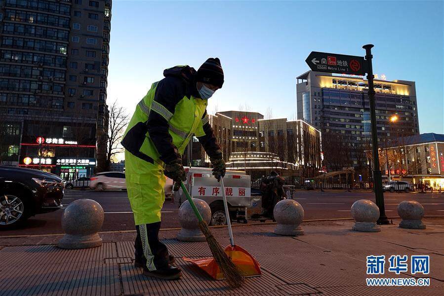 哈尔滨市南岗区环卫工人刘文亮穿着"科技新衣"清扫街道(1月23日.