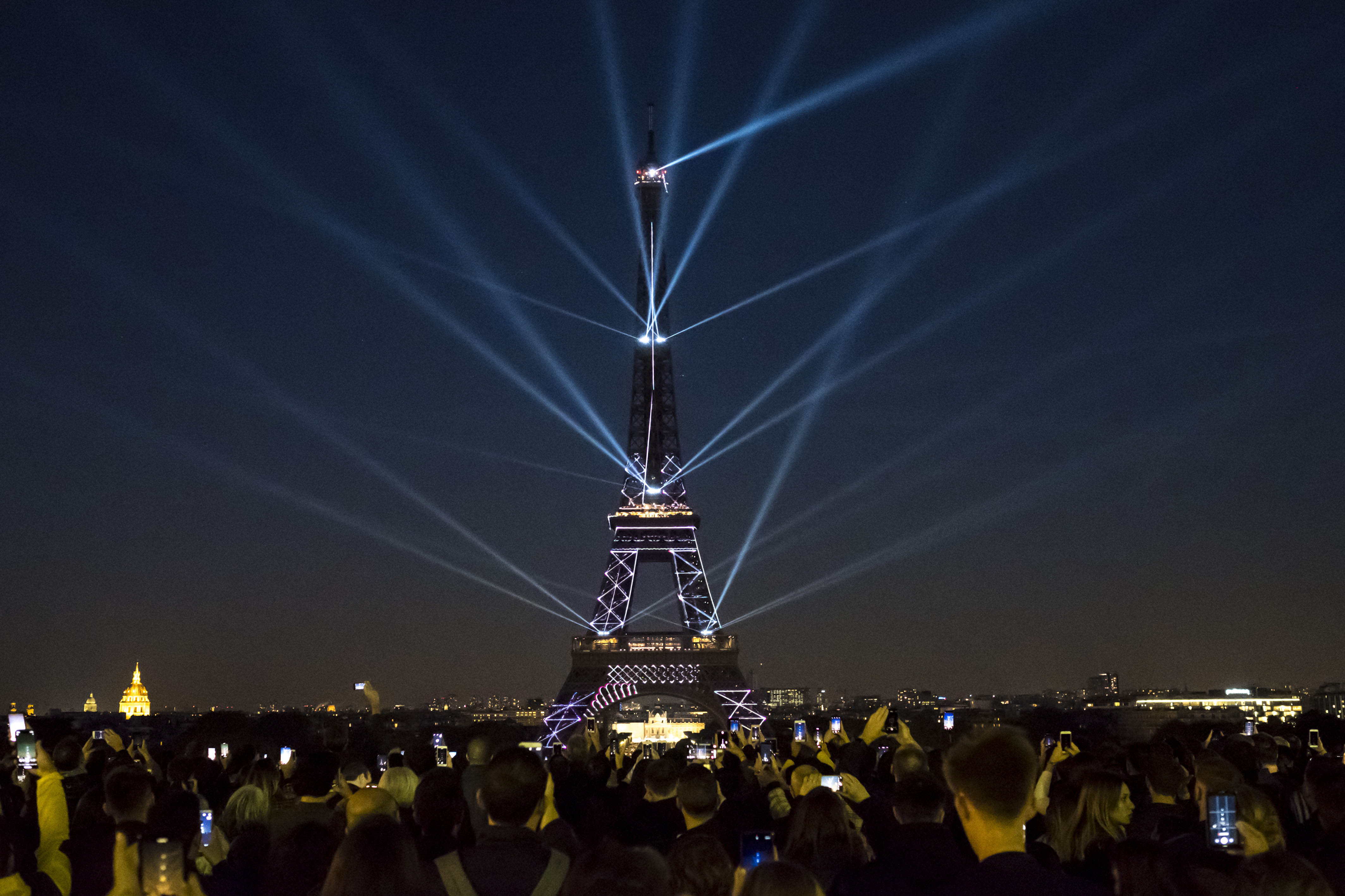 5月15日,在法国首都巴黎,游客们观看埃菲尔铁塔声光秀