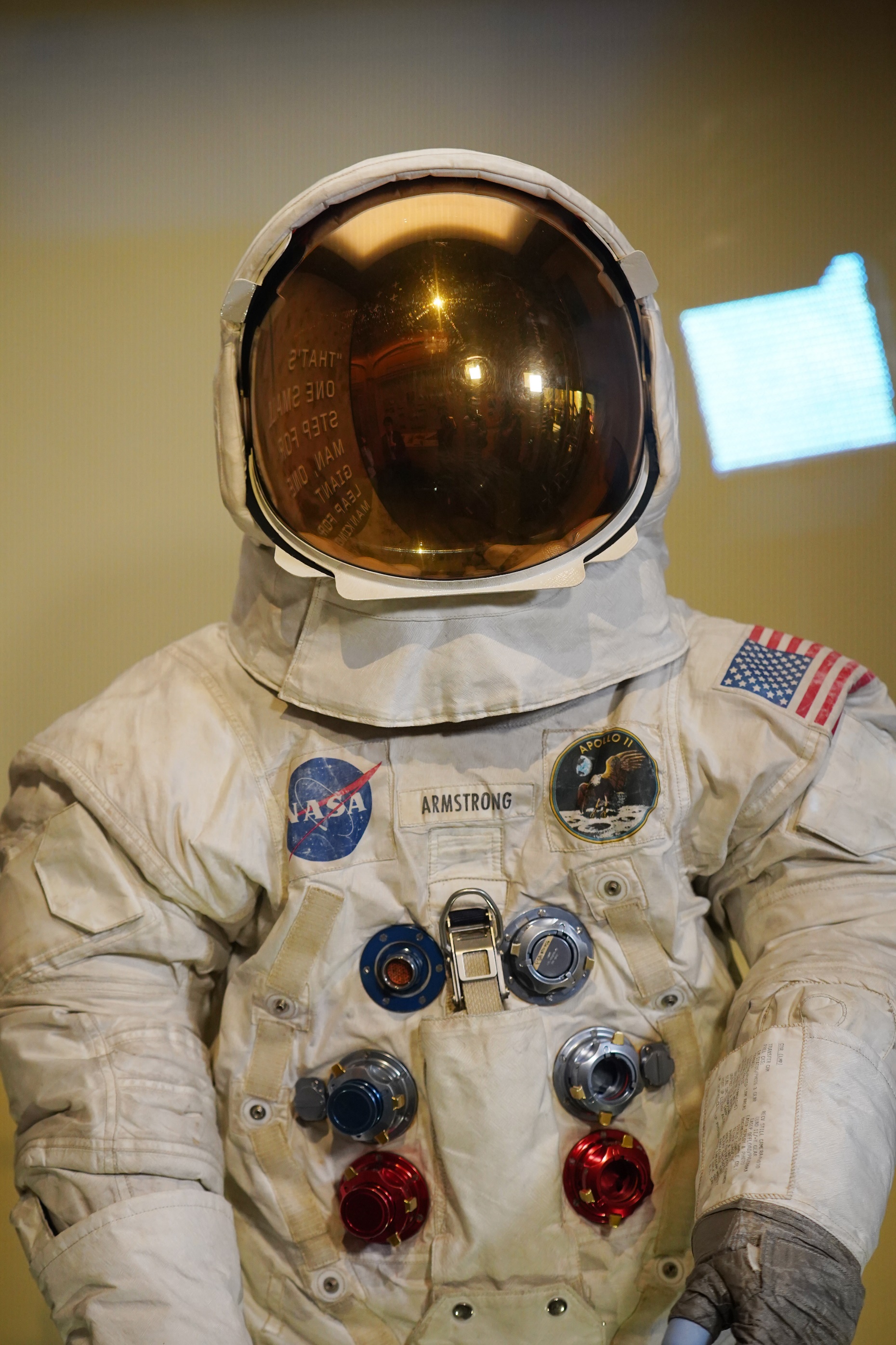 美国宇航员阿姆斯特朗的登月宇航服向公众展出