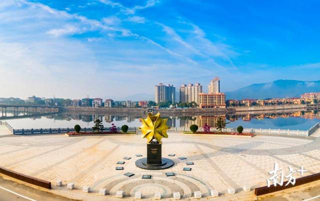 该雕塑矗立在"卡拉比-丘成桐空间"广场上,成为蕉岭一河两岸新的标志性