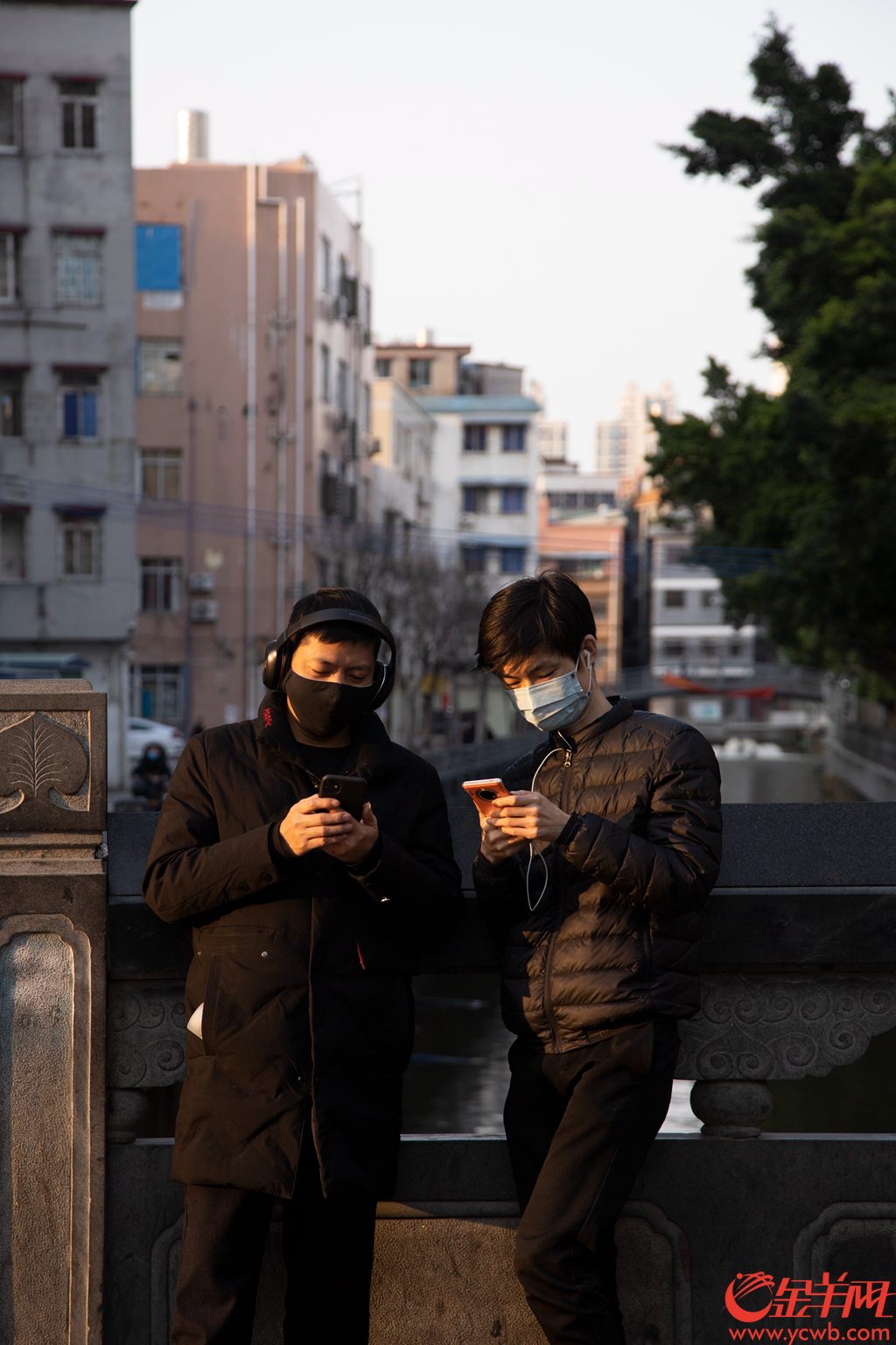 区大塘村桥南新街,没有返乡的外来务工人员三三两两聚集在一起聊天