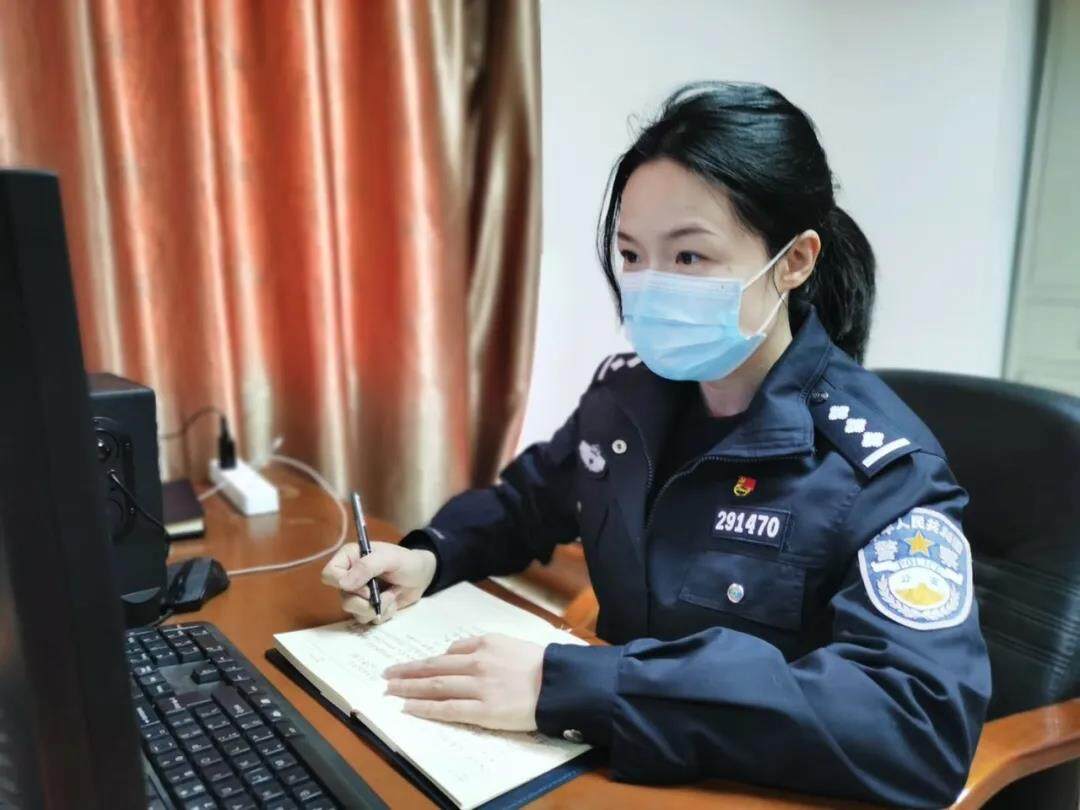 女民警着装图片