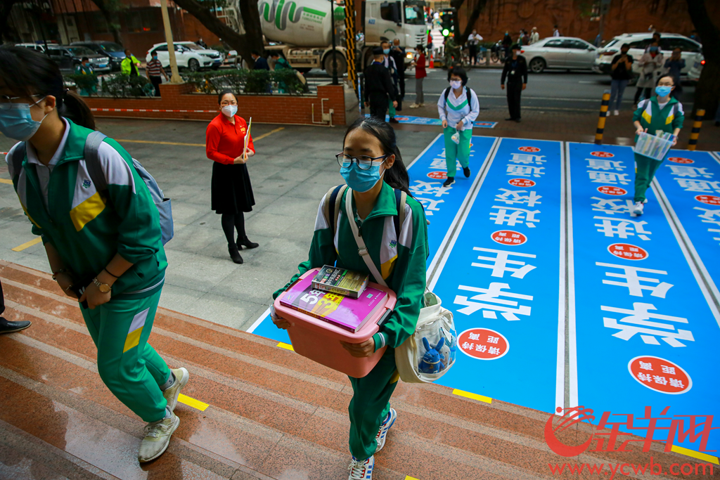 广州高三初三复课,南武中学高中部返校学生有序进入校园